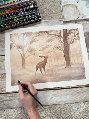 Sandra – Reingemalt – Aquarellmalen lernen, Handlettering und DIY Grußkarten – Washi Tapes im Test – welches ist das beste Tape für Aquarellpapier3 Das Bild zeigt ein in Brauntönen gehaltenes Aquarellbild auf dem ein Hirsch im Wald zu sehen ist. Der Fokus liegt auch hier auf dem vorher abgeklebten weißen Rand.