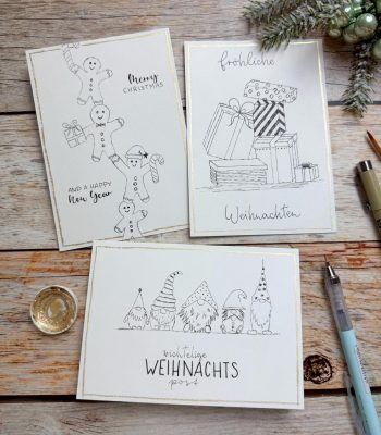 Sandra – Reingemalt – Aquarellmalen lernen, Handlettering und DIY Grußkarten – fünf Inspirationen für einfache DIY Weihnachtskarten 3 Das Bild zeigt drei gemalte Weihnachtskarten auf denen Geschenke, Lebkuchen Männchen und Wichtel zu sehen sind