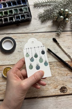 Sandra – Reingemalt – Aquarellmalen lernen, einfache Letterings, DIY Grußkarten, DIY Geschenkanhänger – der Tag Marker ist ein echter Gamechanger (3) Geschenkanhänger mit kleinen Christbaumkugeln