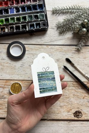 Sandra – Reingemalt – Aquarellmalen lernen, einfache Letterings, DIY Grußkarten, DIY Geschenkanhänger – der Tag Marker ist ein echter Gamechanger (5) Geschenkanhänger mit einem blauen Geschenk und Gold sprenkeln